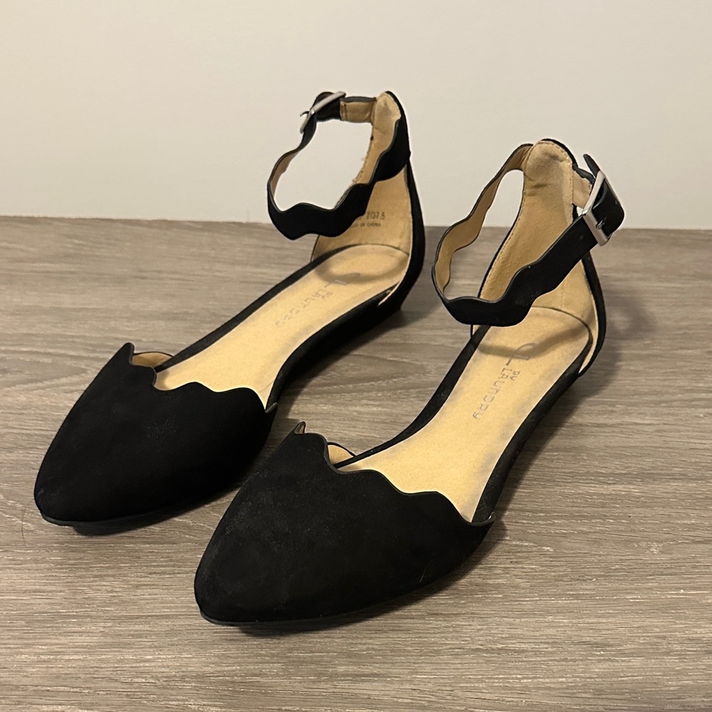 CL by Chinese Laundry Black Scalloped Flats